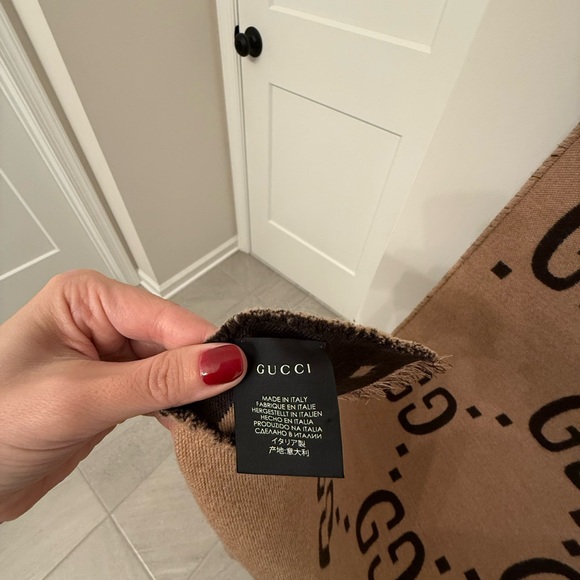 Gorgeous Gucci wool scarf - Picture 2 of 2